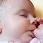Bebeklerde Parmak Emmenin Zararları Var Mı?