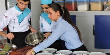 Turizm Ve Otelcilik Elemani Ne Kadar Kazanir