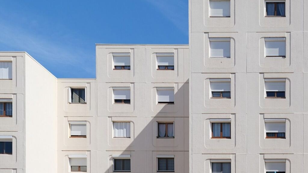 Çok katlı bir apartman binasının dış cephesi