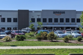 Amazon lojistik merkezinin dışarıdan görünümü