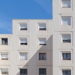 Çok katlı bir apartman binasının dış cephesi