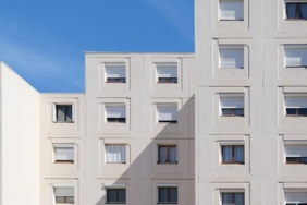 Çok katlı bir apartman binasının dış cephesi