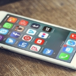 Ekranında sosyal medya uygulama simgeleri görünen akıllı telefon