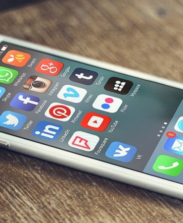 Ekranında sosyal medya uygulama simgeleri görünen akıllı telefon