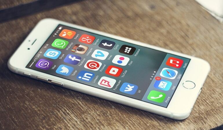 Ekranında sosyal medya uygulama simgeleri görünen akıllı telefon