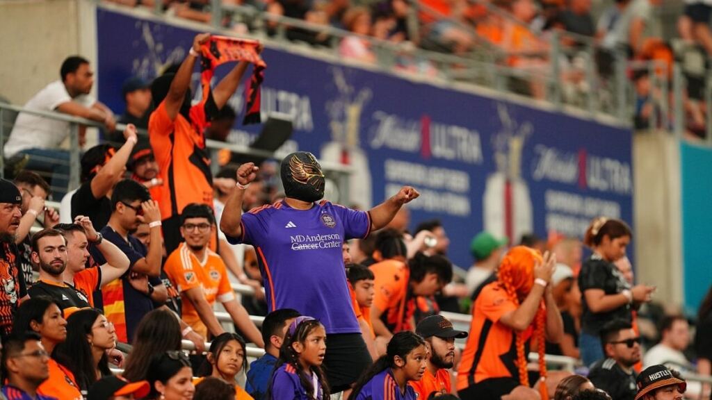 Stadyumda takımını destekleyen futbol taraftarları