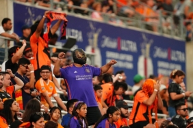 Stadyumda takımını destekleyen futbol taraftarları