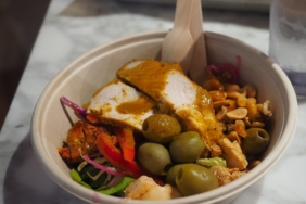Kâsede taze sebzelerle hazırlanmış salata