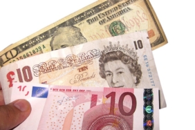 Beyaz zemin üzerinde farklı ülkelere ait banknotlar