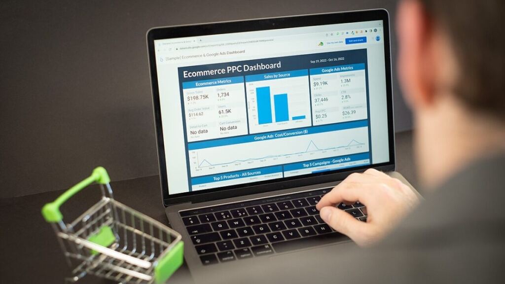 Dizüstü bilgisayarda e-ticaret sitesi ziyaretçi istatistikleri