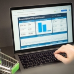Dizüstü bilgisayarda e-ticaret sitesi ziyaretçi istatistikleri