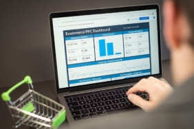 Dizüstü bilgisayarda e-ticaret sitesi ziyaretçi istatistikleri