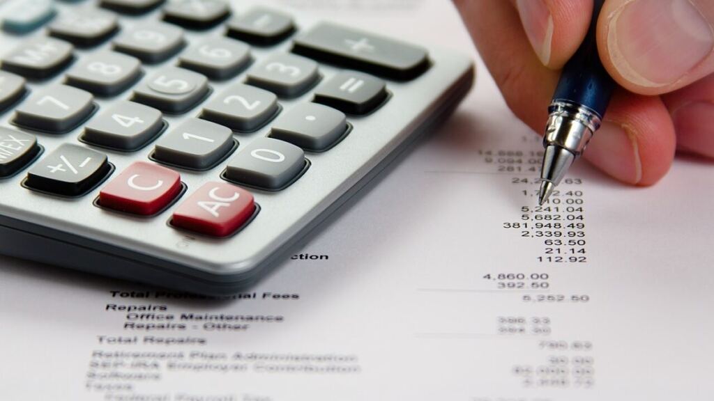 Finansal verileri inceleyen ve hesap yapan kişi