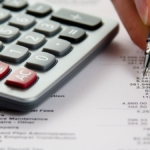 Finansal verileri inceleyen ve hesap yapan kişi