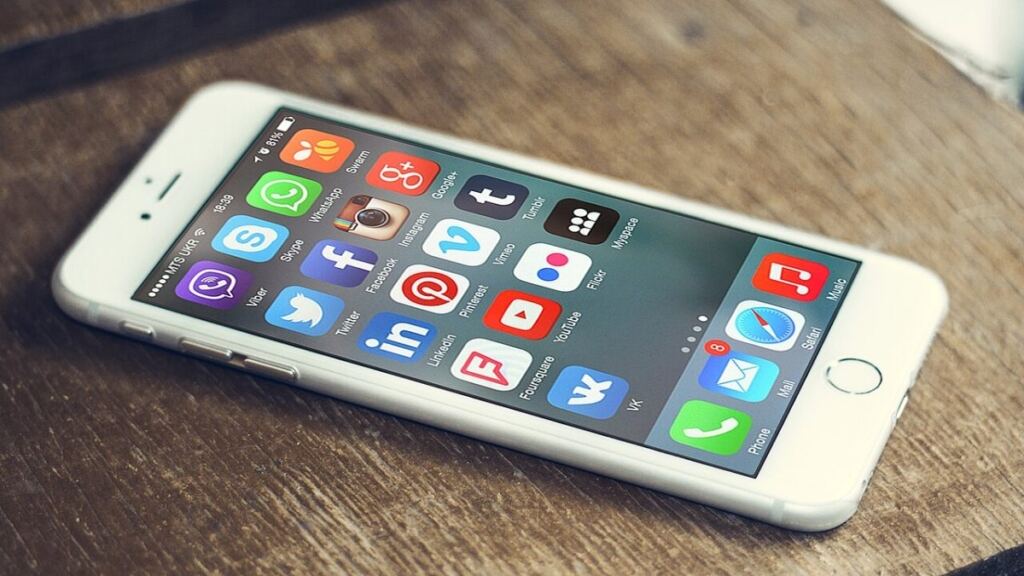 Akıllı telefon ekranında sosyal medya uygulama simgeleri