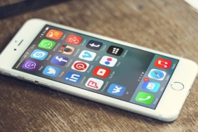 Akıllı telefon ekranında sosyal medya uygulama simgeleri