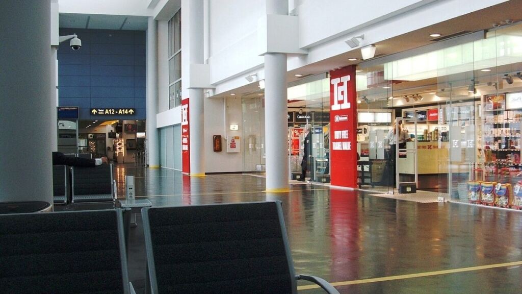 Havalimanında bir duty free mağazasının iç görünümü