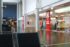Havalimanında bir duty free mağazasının iç görünümü