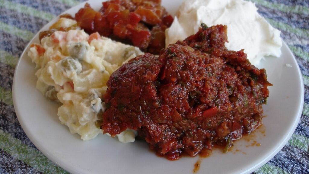 Farklı mezelerden oluşan Türk usulü meze tabağı