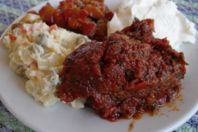 Farklı mezelerden oluşan Türk usulü meze tabağı