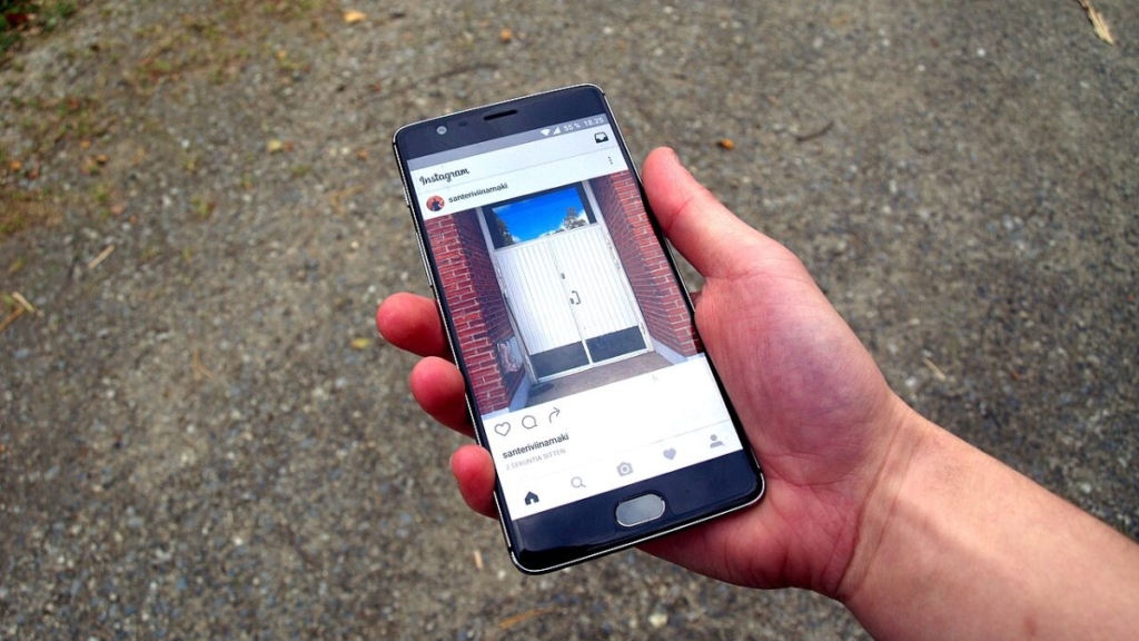 Akıllı telefon ekranında Instagram uygulaması