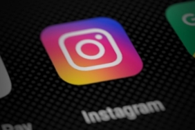 Telefon ekranında Instagram uygulama simgesi