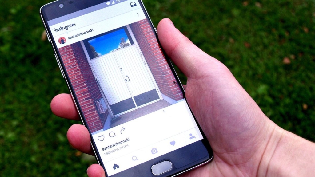 Elde tutulan telefonda Instagram uygulaması