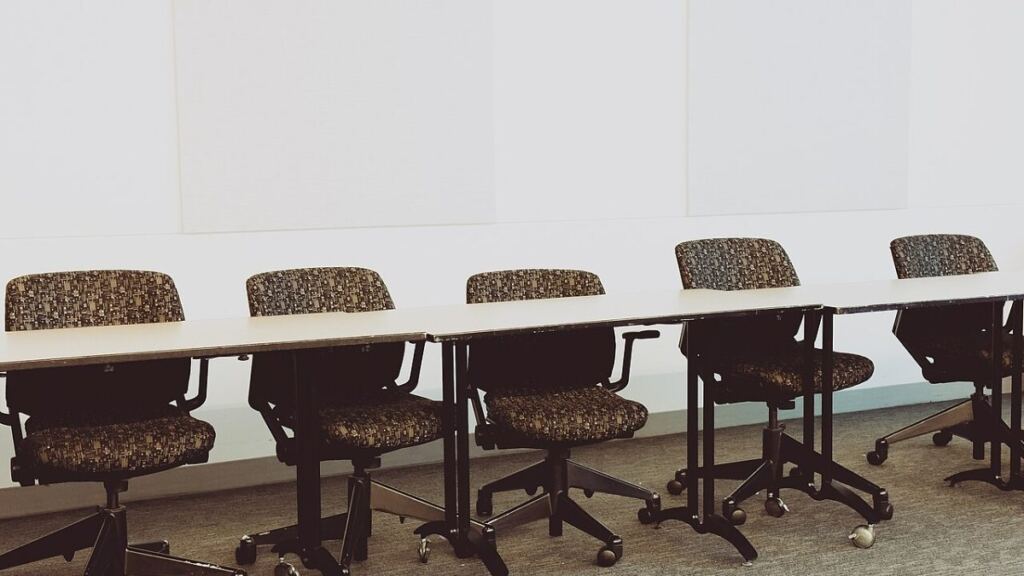 Boş toplantı masası etrafında dizili ofis sandalyeleri