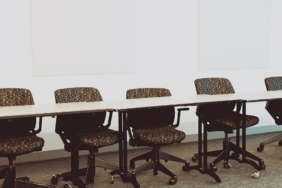 Boş toplantı masası etrafında dizili ofis sandalyeleri