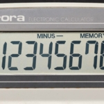 Masa üzerinde elektronik hesap makinesi