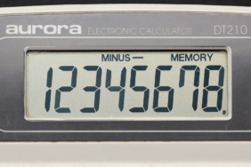 Masa üzerinde elektronik hesap makinesi