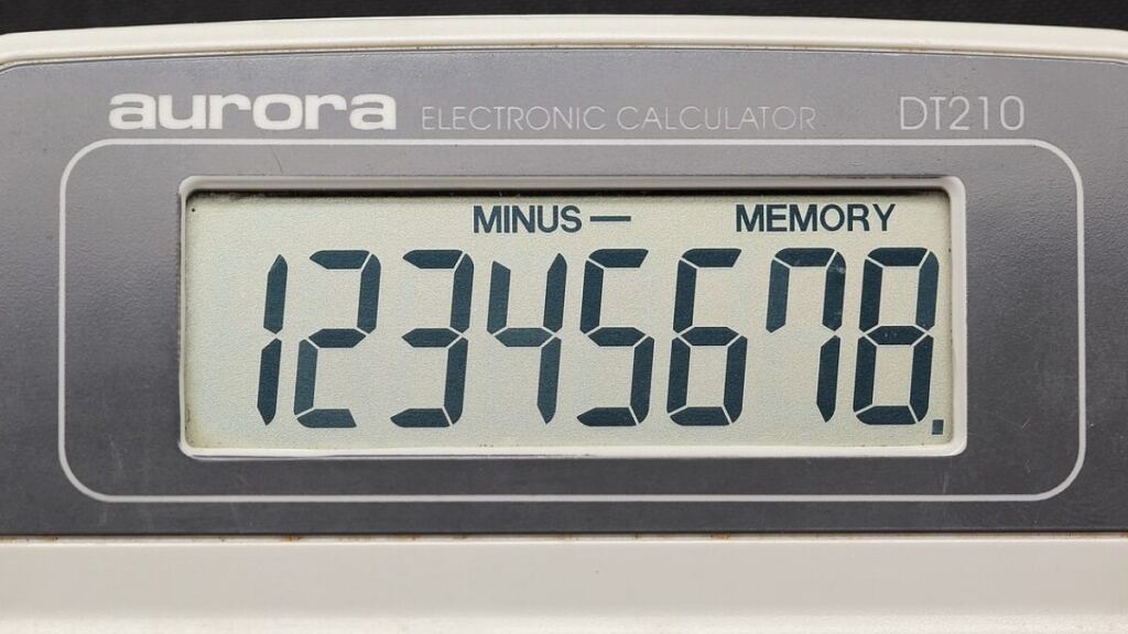 Masada duran elektronik hesap makinesi