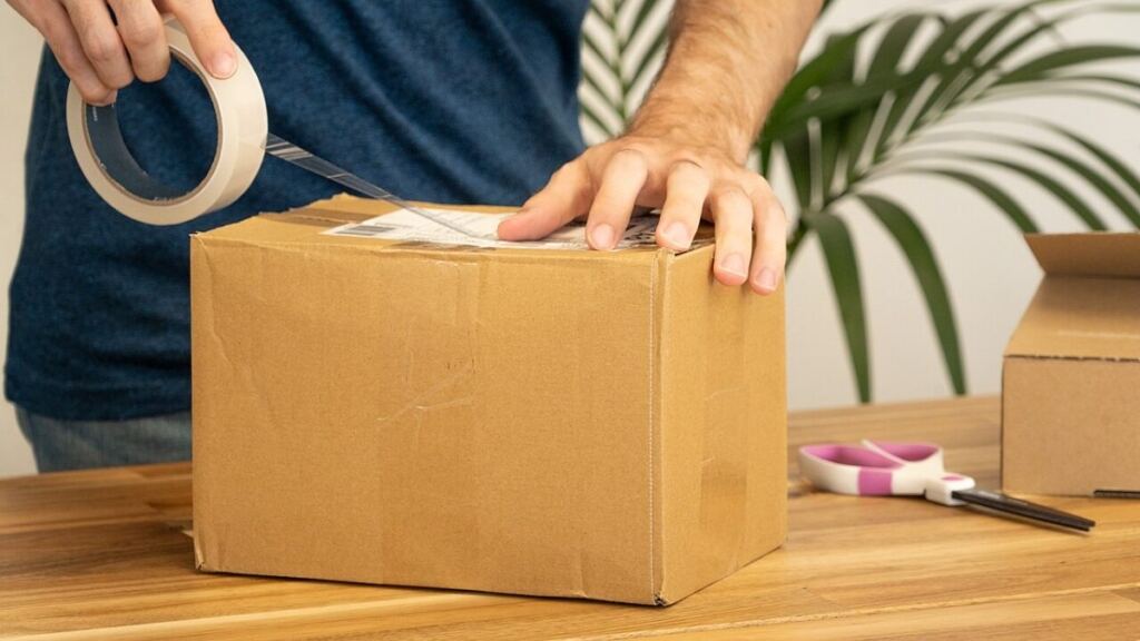 Kargo paketine gönderi etiketi yapıştırılması