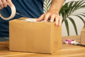 Kargo paketine gönderi etiketi yapıştırılması