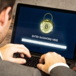 Kripto para güvenliğini simgeleyen madeni para ve kilit görseli