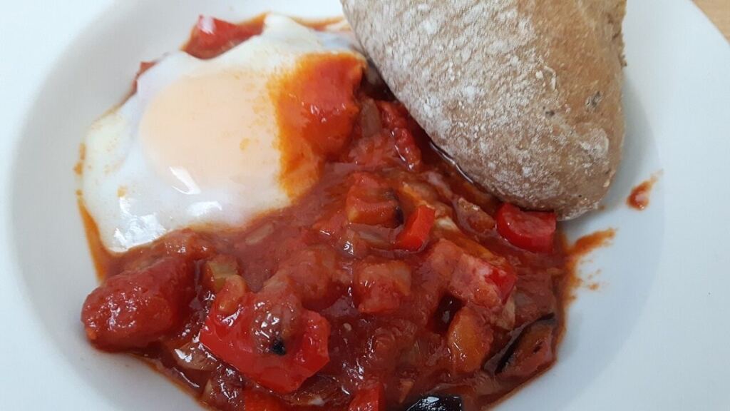 Sahanda menemen ve ekmek