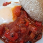 Sahanda menemen ve ekmek