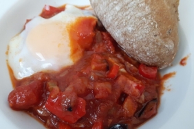 Sahanda menemen ve ekmek