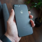 Elde tutulan siyah akıllı telefon