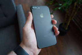 Elde tutulan siyah akıllı telefon