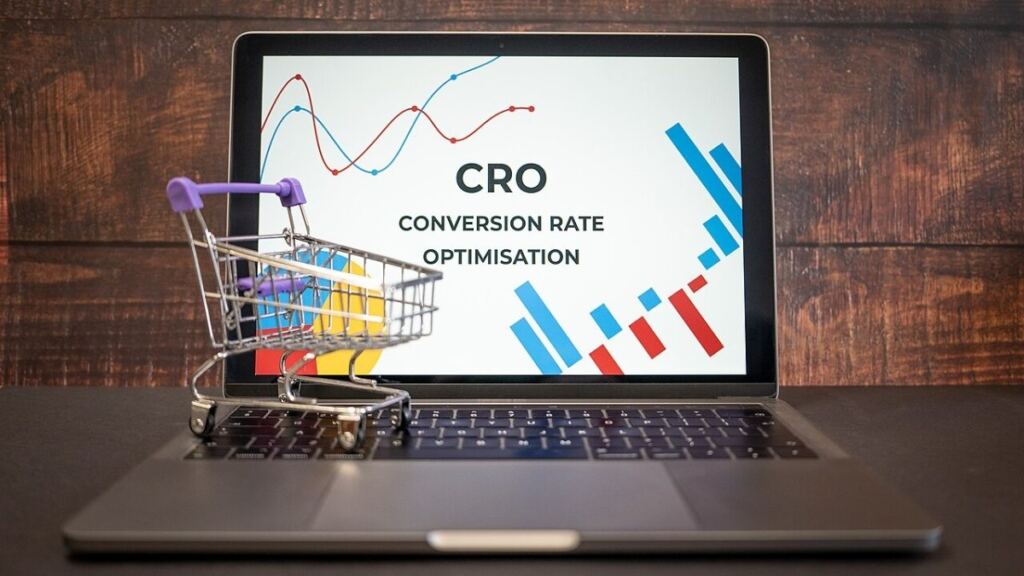 E-ticaret dönüşüm optimizasyonu konseptli çalışma masası