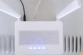 Masa üzerinde duran kablosuz internet modemi