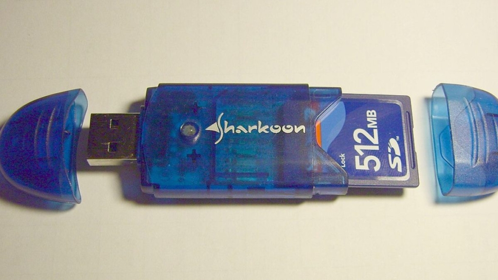 USB adaptörüne takılı SD hafıza kartı