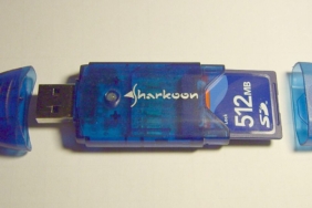 USB adaptörüne takılı SD hafıza kartı