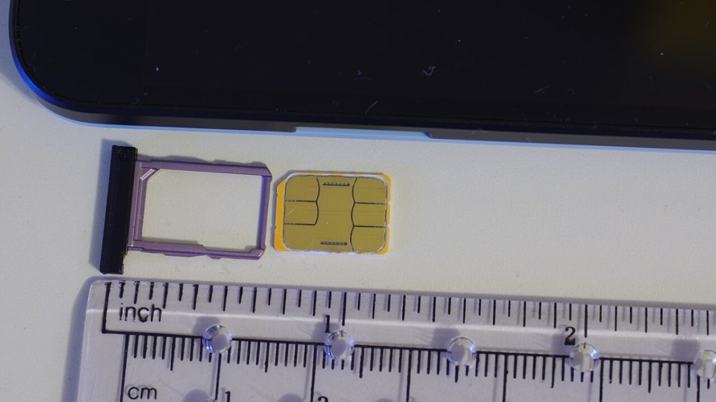 Nano SIM kart ve telefonun SIM tepsisi