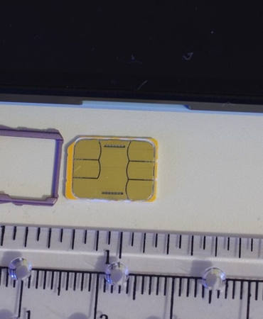 Nano SIM kart ve telefonun SIM tepsisi