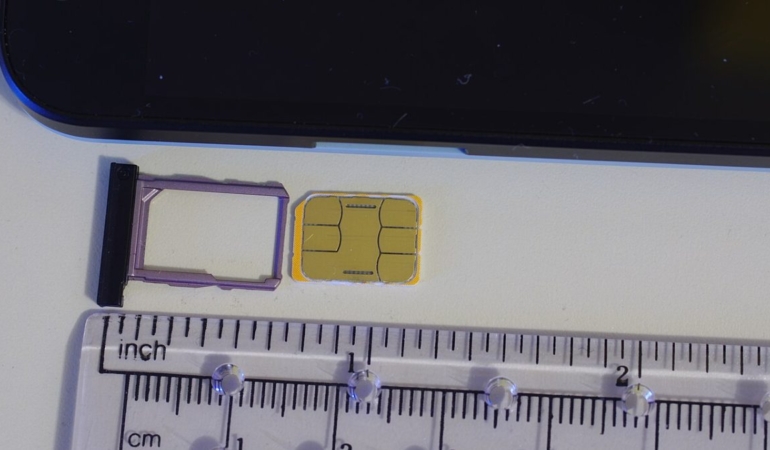Nano SIM kart ve telefonun SIM tepsisi