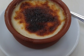 Kasede servis edilen fırın sütlaç